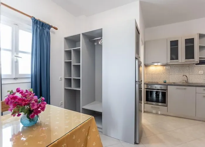 Crystal Naxos 1 At מיקרי ויגלה