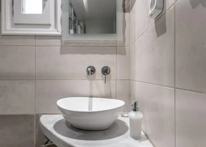 Crystal Naxos 1 At מיקרי ויגלה