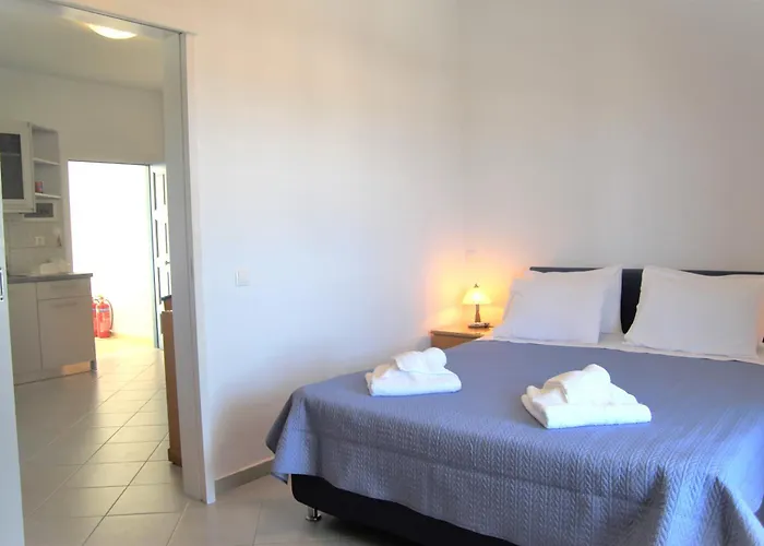 Crystal Naxos 1 At מיקרי ויגלה