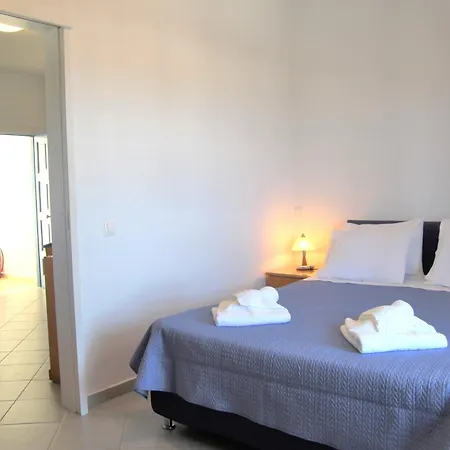 Crystal Naxos 1 At ميكري فيغلا